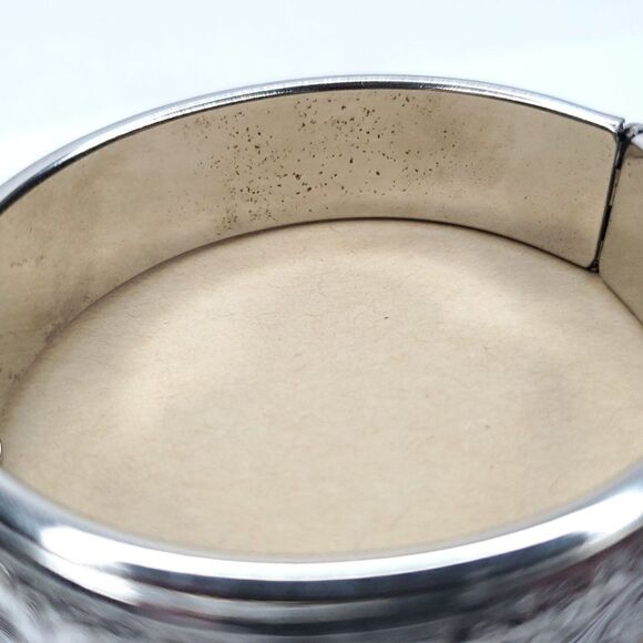 Vintage Hinged Embossed Floral Bangle Bracelet Silvertone Domed Rounded 5/8" - Picture 6 of 6